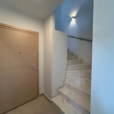 Hasi Three Bedroom Duplex نيا موذانيا